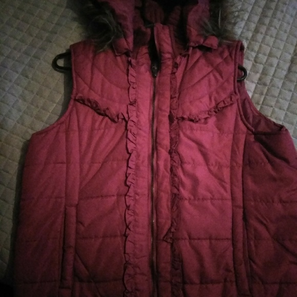 Red hooded vest - Picture 1 of 5